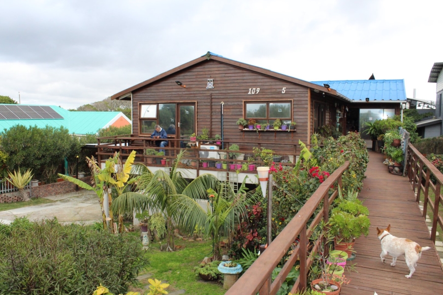 6 Bedroom Property for Sale in Paradise Beach Eastern Cape